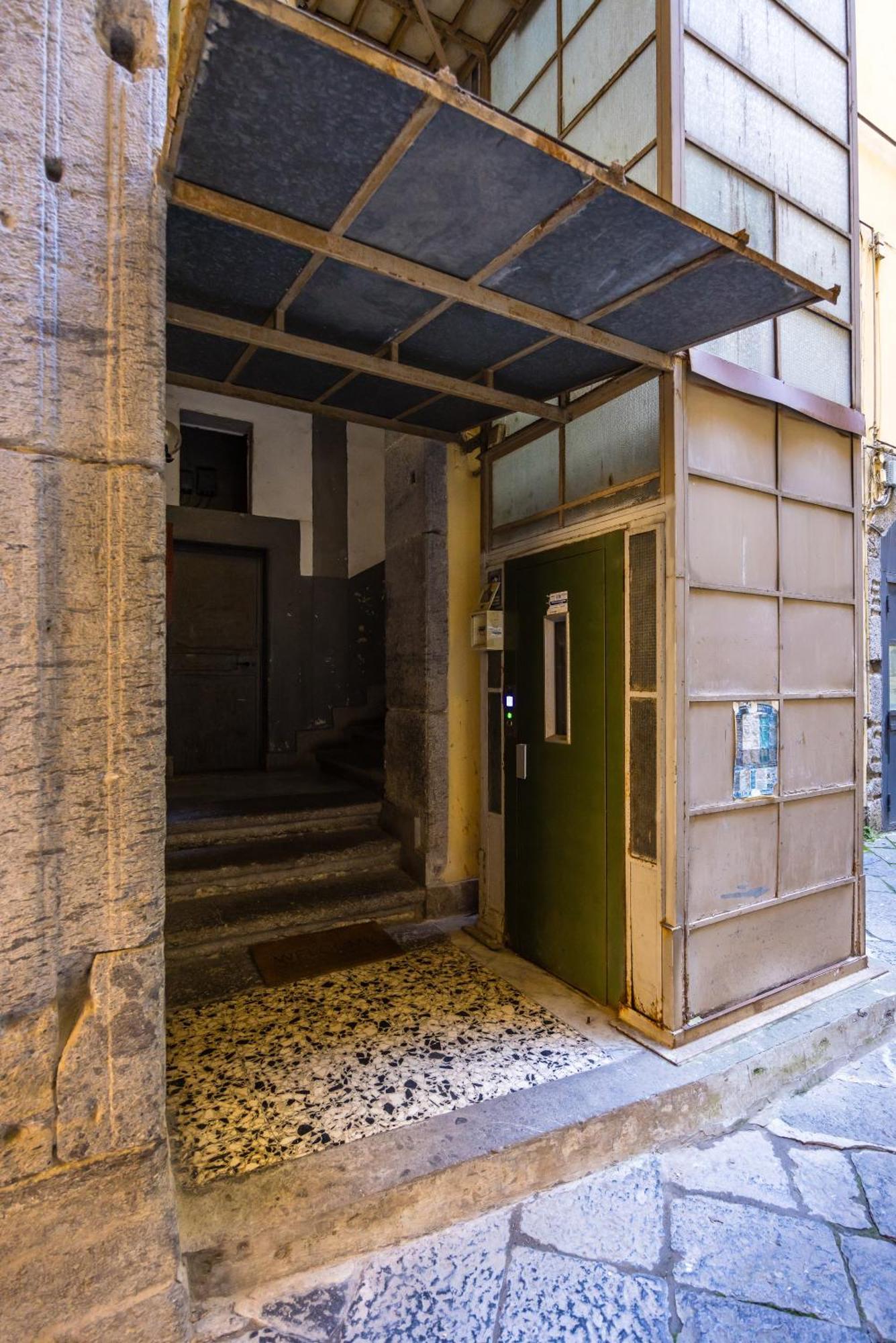 Carrozzieri Nest At Historical Center Apartman Nápoly Kültér fotó